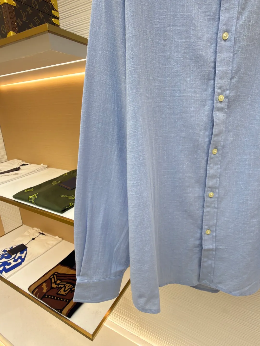 Ralph Lauren embroidered linen shirt ●Original version: Purchased and developed at 1690 ●Item number: 1680731-A75 ●Material: linen fabric ●Technology: embroidery production ●Version: fitted version ●Weight: about 240 grams ●Size: S-M-L-XL ●Description: Selected high-quality linen material with natural texture and breathability, firm and smooth, comfortable and skin-friendly, elegantly presented with a deep ink color The exquisite red pony mark is embellished, like a smart flame in the dark night. The clever design of the outer I-shaped pleated split back shoulder adds a sense of agility and detachment, and contains the soul of fashion in a minimalist shape. Adopt imported machine embroidery technology, use advanced computer control system and precision mechanical components to achieve the iconic pony embroidery operation with high precision and smooth and delicate lines. Adopting side-turning and embedded clamping stitching technology, it is smooth and tidy. The fabrics have been carefully washed and have a better feel and texture. They are not easy to deform, shrink or fade, and maintain long-term beauty. The overall wiring is straight and delicate, the fabric is comfortable and soft, and the color is consistent without color difference. It can be matched with the same style to create a fashionable look and control various occasions. Customized accessories, complete with three standards, same style for men and women!